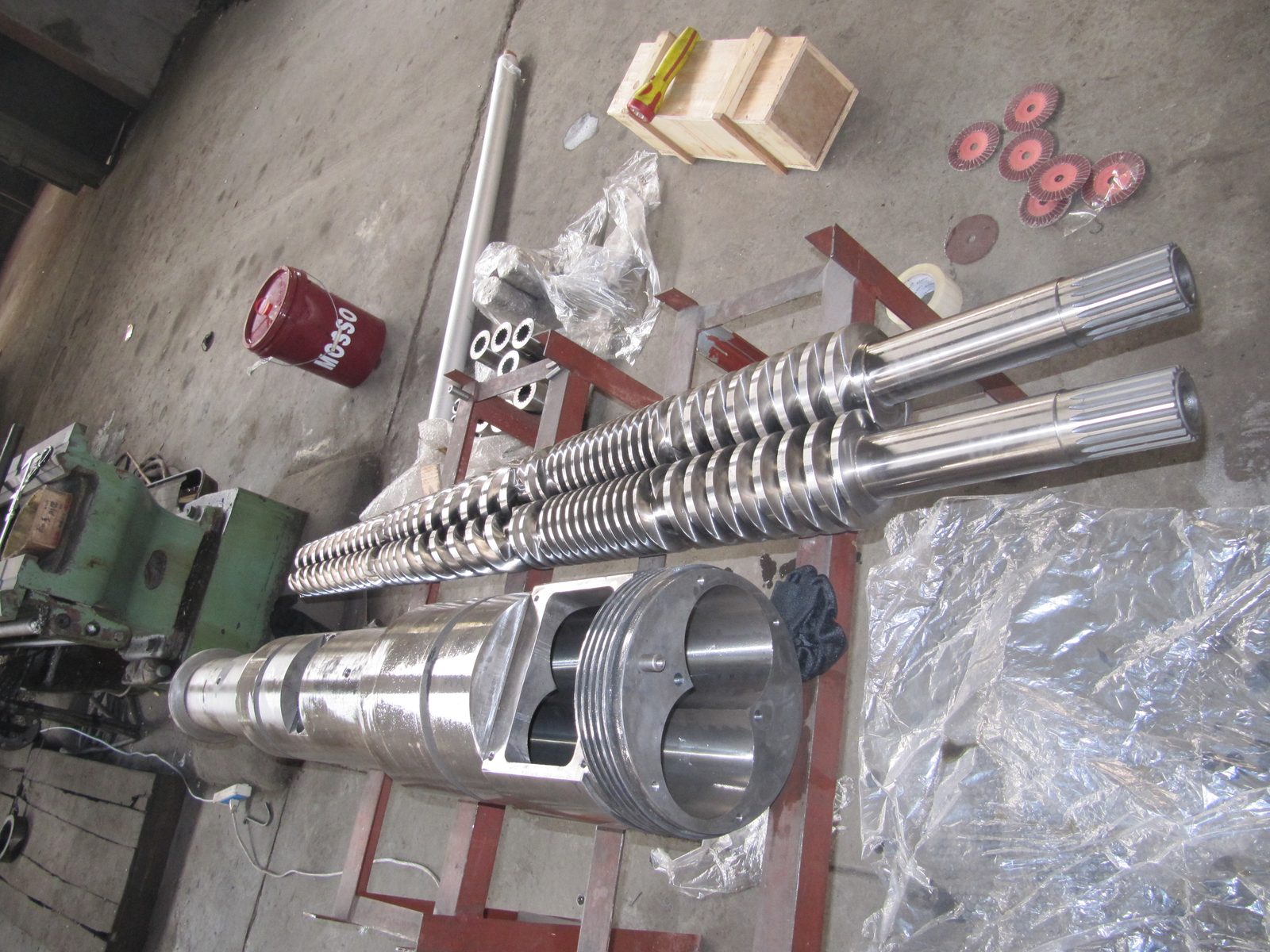 Xiwang screw barrel workshop - Screw & barrel sets on the shop floor