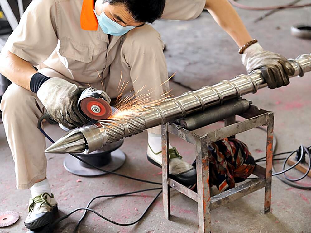 Xiwang screw barrel workshop - Conical twin screws after grinding
